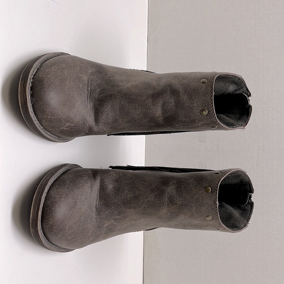 BOOTS, FRINGE, ANKLE,  7” tall, 6.5, Woman’s, seems wide width. comfortable - Picture 2 of 8